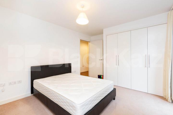 Stunning modern 2 bed 2 bath within a private development mins to tube Eden Grove, Holloway